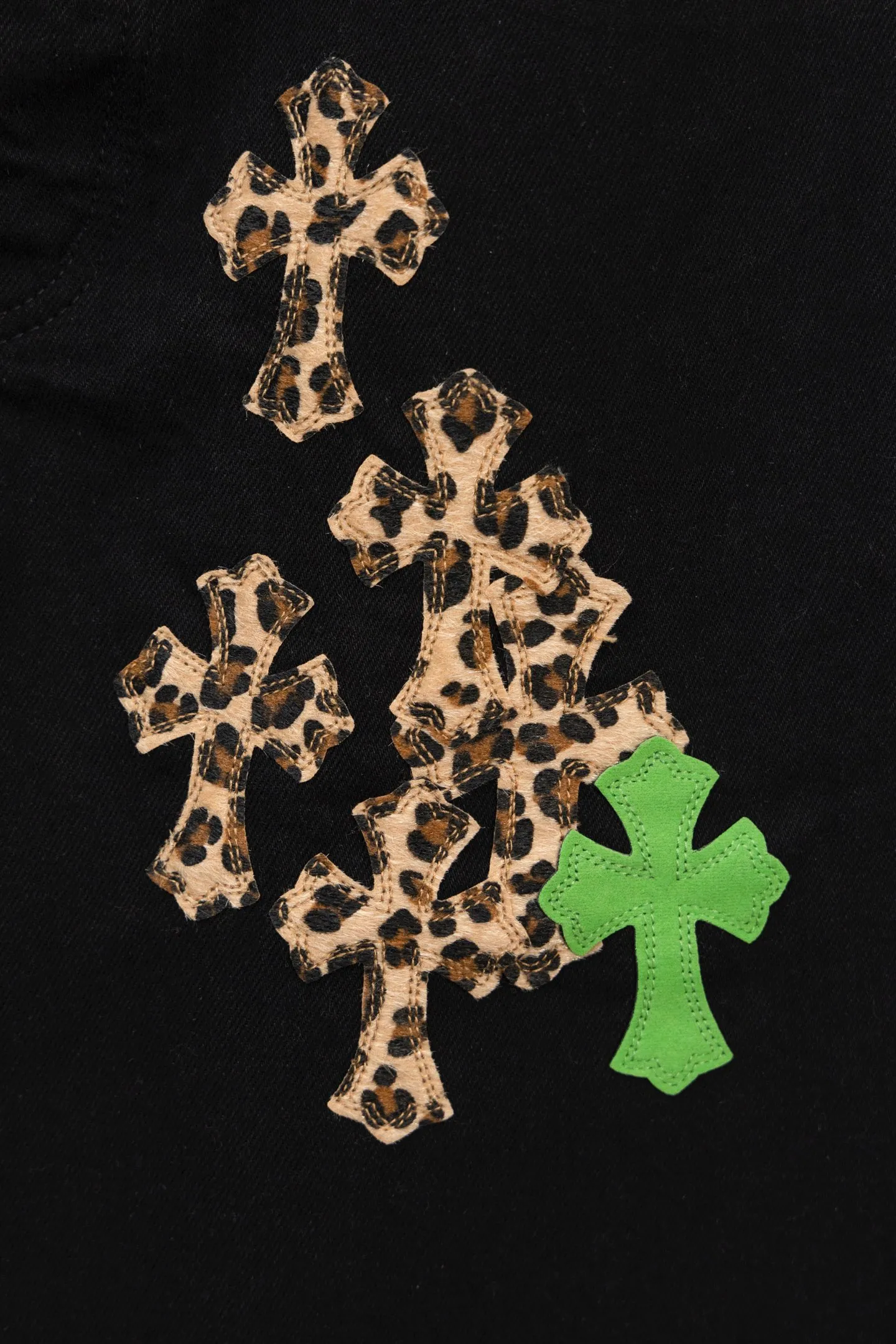 P240 CH Chromehearts green leopard print cross patchwork leather black jeans, priced at 34W level, patchwork cross pattern embellishment, washed jeans! ! An absolutely high-end luxury product, a 1.9W-level god-level single product, a super popular product, made by top heavy industry, a magic weapon that cannot be missed! [About Zangyin] This is an extremely luxurious fashion brand that can also be called the aristocracy of the high street. It has always been an exclusive brand for some hipsters or rich second generations. Compared with ordinary high streets, it is more luxurious and noble. Compared with luxury brands, it is more fashionable and individual. It has always been a brand that I have a special liking for. [Top heavy industry fashion design] Consistently high-street luxury style. Speaking of this style, the Zangyin family and GU family are definitely the leading representative brands. Especially the Zangyin family has really achieved a state-of-the-art effect in creating high-street style. The unique washed material is used to create this style. The color system is already quite eye-catching. After it is decorated with patchwork cross flowers, it cleverly highlights the charm of the brand. Secondly, this style uses classic The high-waist cutting design highlights the long legs and fashionable temperament of the upper body. The brand is highly recognizable and the slim fit configuration is more suitable for daily wear. It is a product that interprets personality, fashion, and specifications at a glance. This single product is enough to make any fan excited. It can be a white T-shirt for a youthful college style, or a tight suspender for a royal style. It has strong matching ability and can be easily controlled by men.  [Materials and craftsmanship] Needless to say, this point goes without saying. As an excellent craftsman brand, Zangyin’s requirements for details and craftsmanship are really perfect. The washed color of this model has gone through so many processes, not to mention the embellishment of denim appliques. It is also purely hand-made and sewn. Just like what they believe in, only hand-made things have soul and have the meaning of wear. A top-notch heavy-duty fashionable denim item, I look forward to your perfect interpretation! !  Color: black Size: 30-36